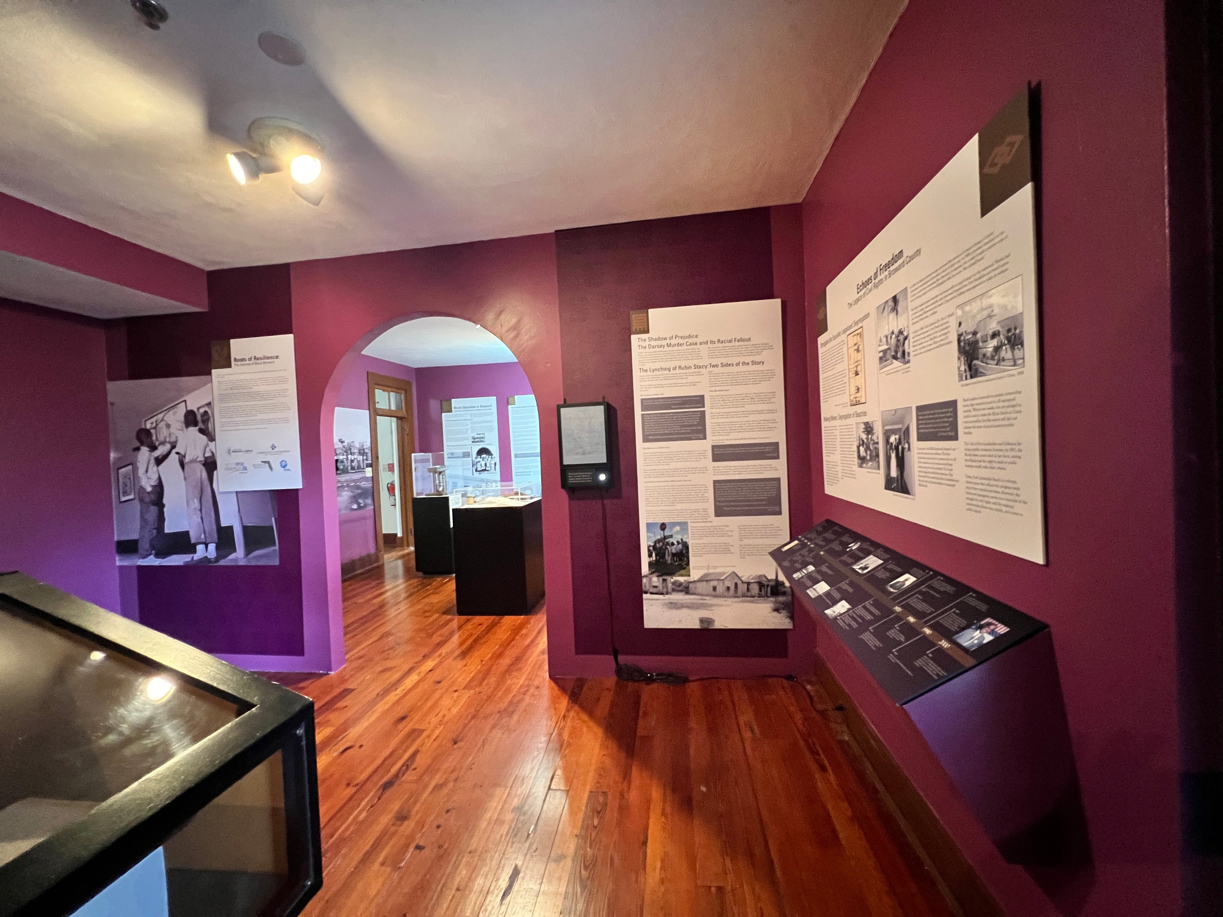 Gallery Reading Rail – Floating